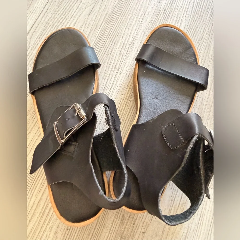 Black Platform Sandals with Wood-Look Sole and Buckle
